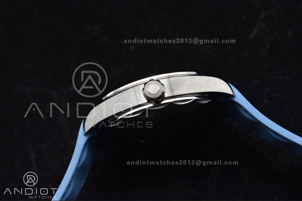 Aqua Terra GMT Worldtimer 43mm VSF 1:1 Best Edition Summer Blue Dial on Blue Rubber Strap A8938 Super Clone