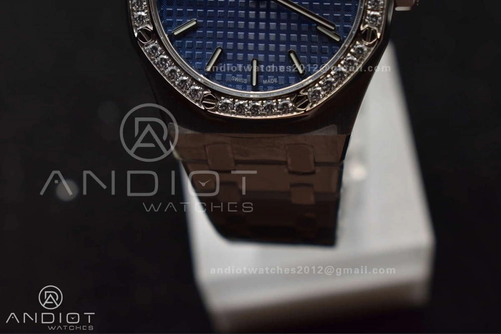 Lady Royal Oak 33mm 67651 SS Diamond Bezel V7F 1:1 Blue Textured Dial on SS Bracelet Ronda Quartz to AP Cal.2713