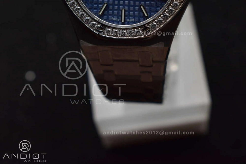 Lady Royal Oak 33mm 67651 SS Diamond Bezel V7F 1:1 Blue Textured Dial on SS Bracelet Ronda Quartz to AP Cal.2713