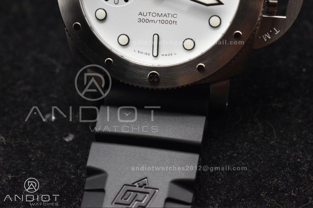 PAM2223 Submersible 42mm VSF Best Edition White Dial on Black Rubber Strap P900