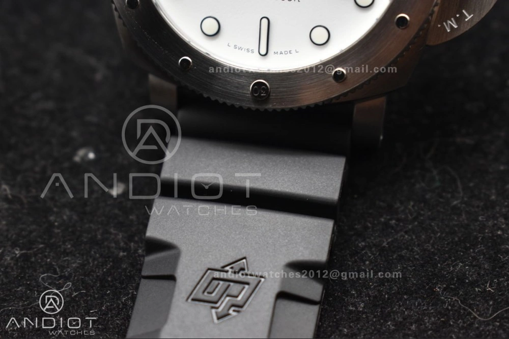 PAM2223 Submersible 42mm VSF Best Edition White Dial on Black Rubber Strap P900