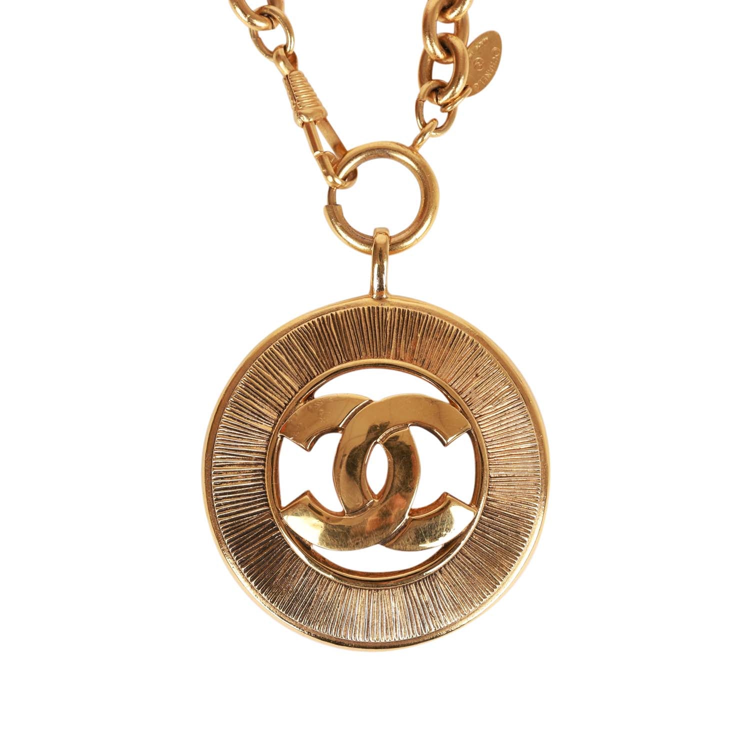 Vintage Chanel Gold Sunburst Interlocking CC Medallion Necklace - Image 2