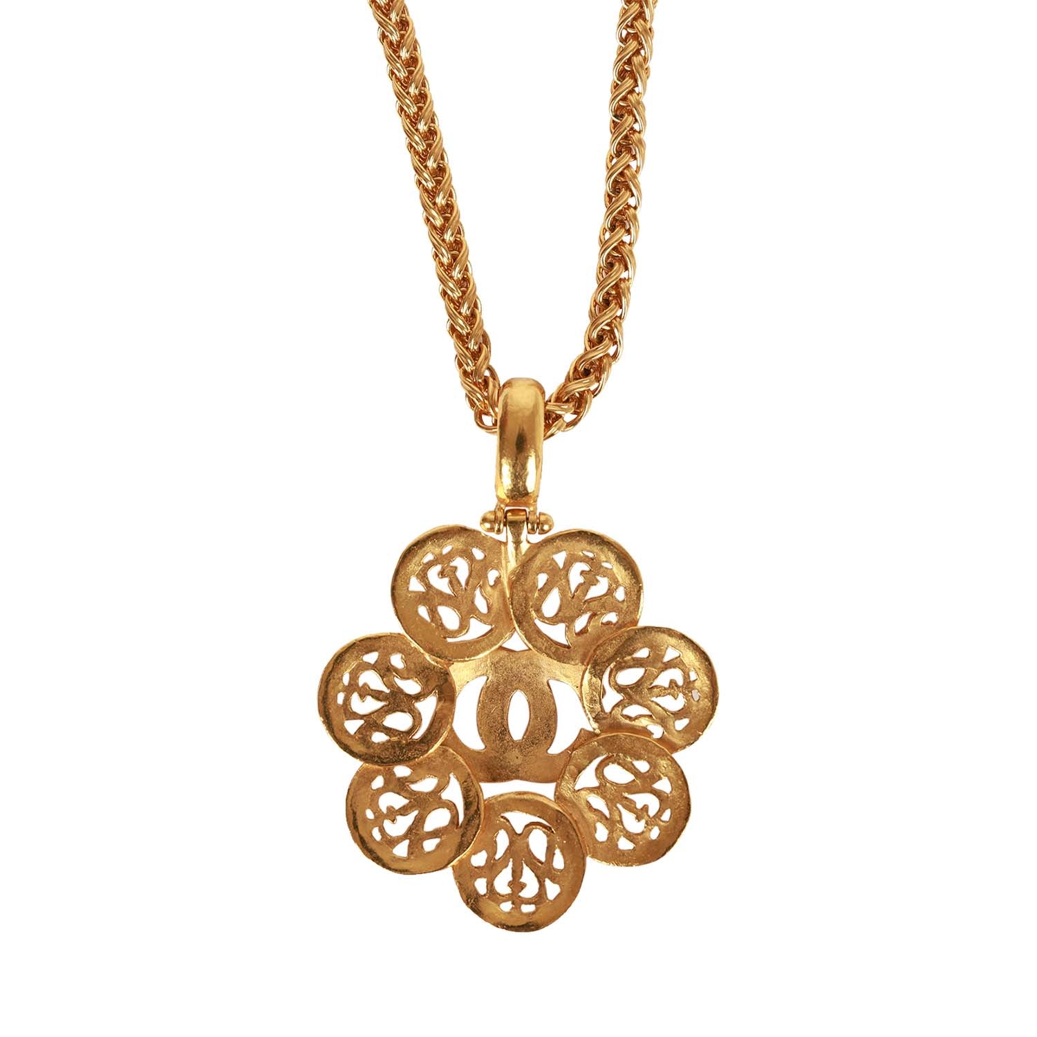Vintage Chanel Gold Plated Interlocking CC Medallion Necklace - Image 5