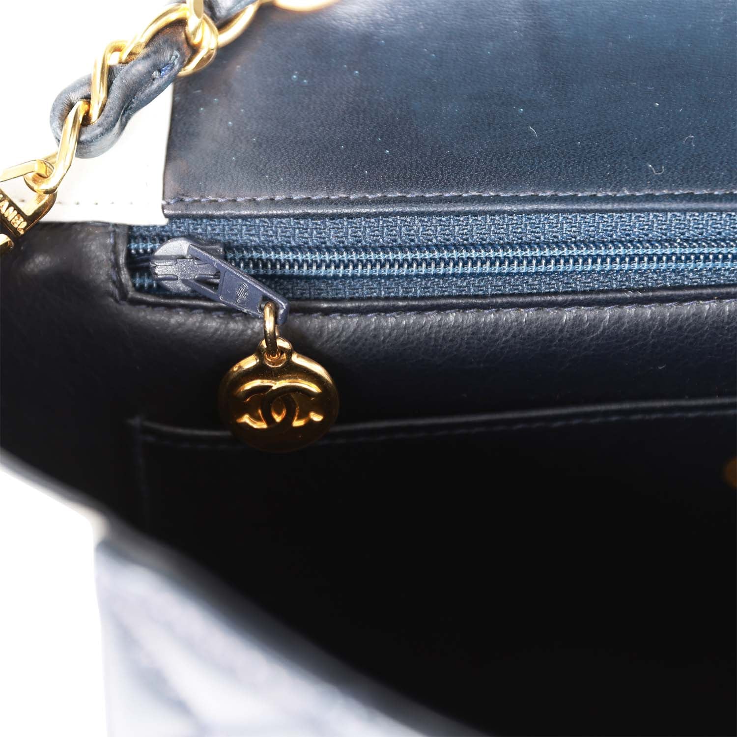 Vintage Chanel Small Diana Flap Bag White and Navy Lambskin Gold Hardware - Image 10