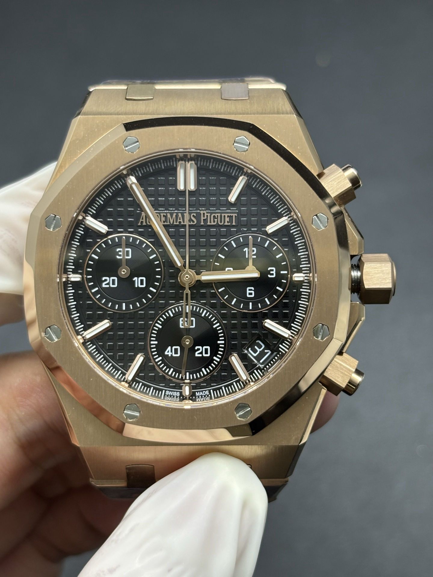 Audemars Piguet Royal Oak 41mm Chronograph in 18k Gold Black Dial Durable 157