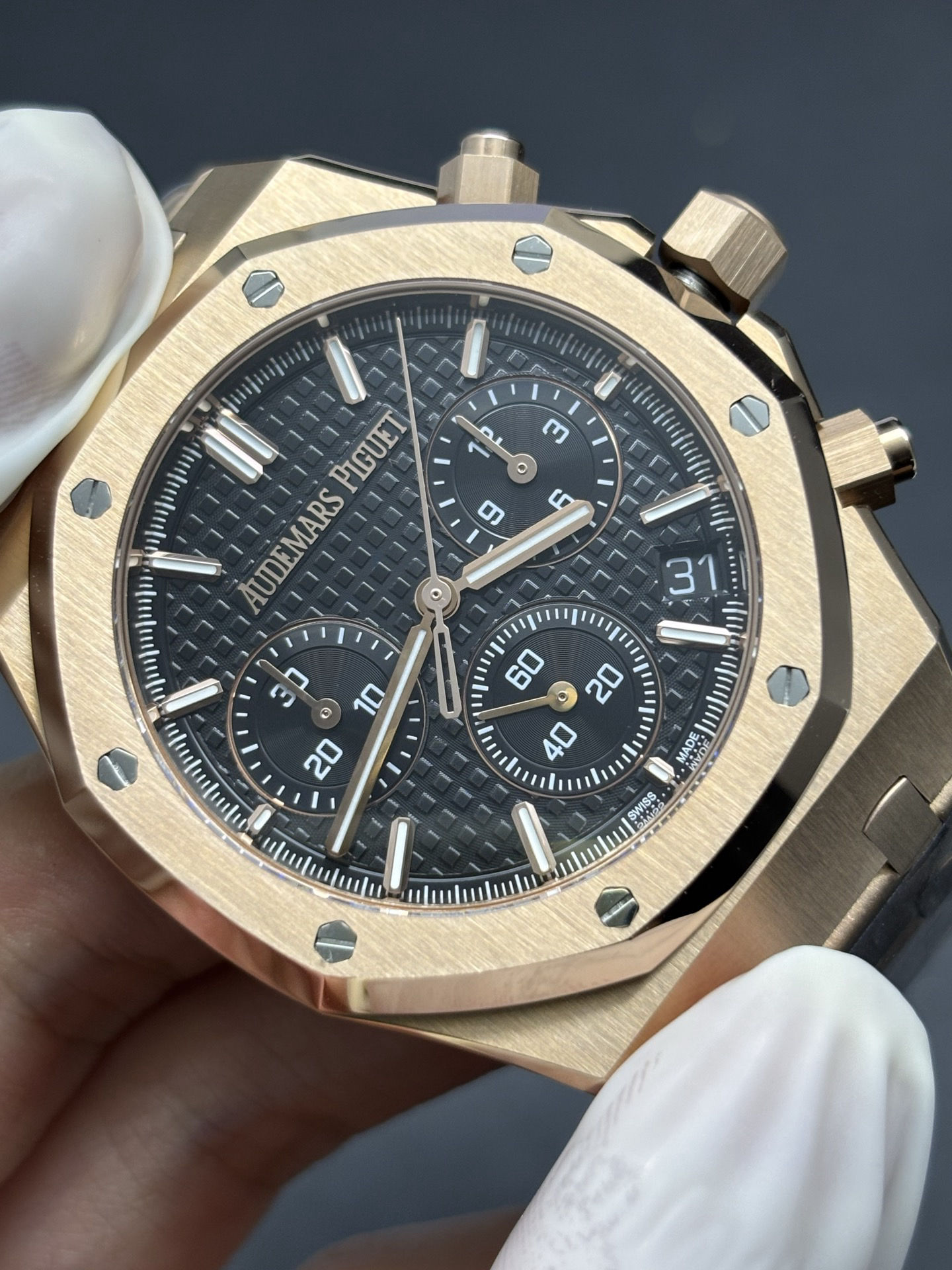 Audemars Piguet Royal Oak 41mm Chronograph in 18k Gold Black Dial Durable 157