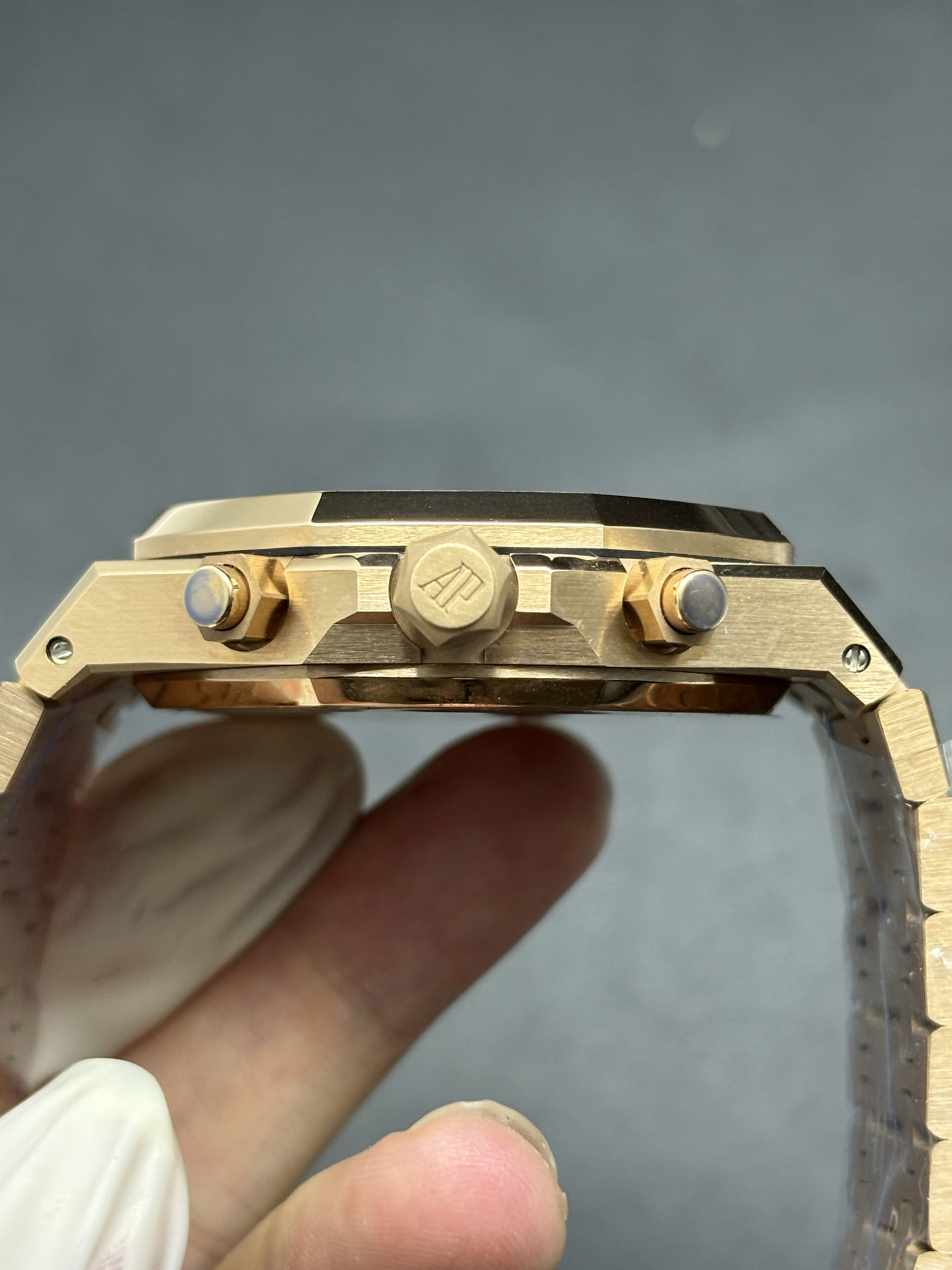Audemars Piguet Royal Oak 41mm Chronograph in 18k Gold Black Dial Durable 157