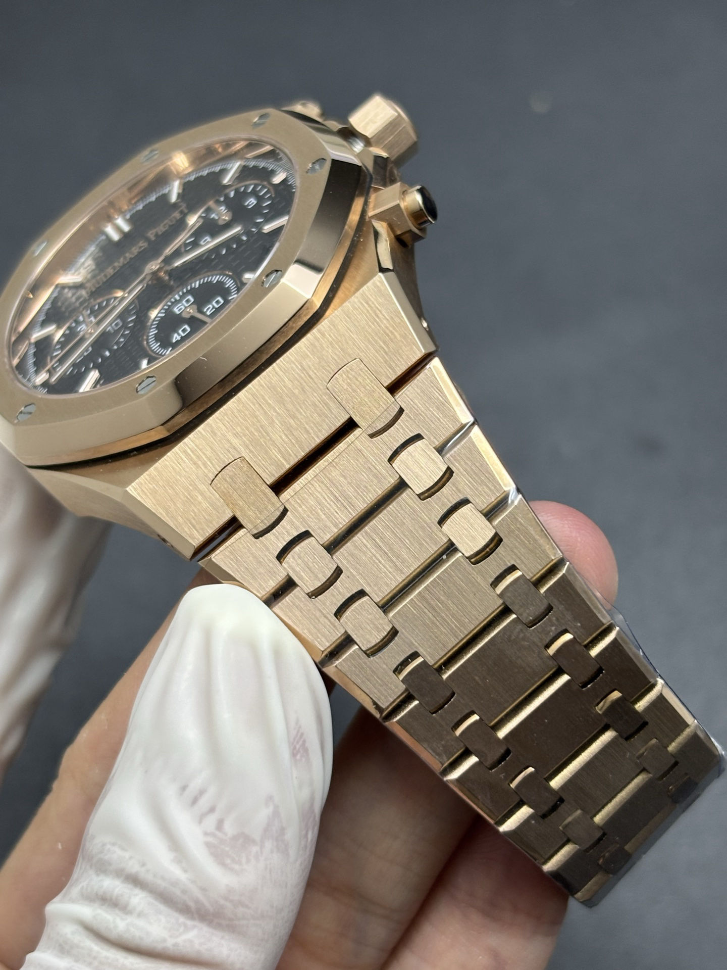 Audemars Piguet Royal Oak 41mm Chronograph in 18k Gold Black Dial Durable 157