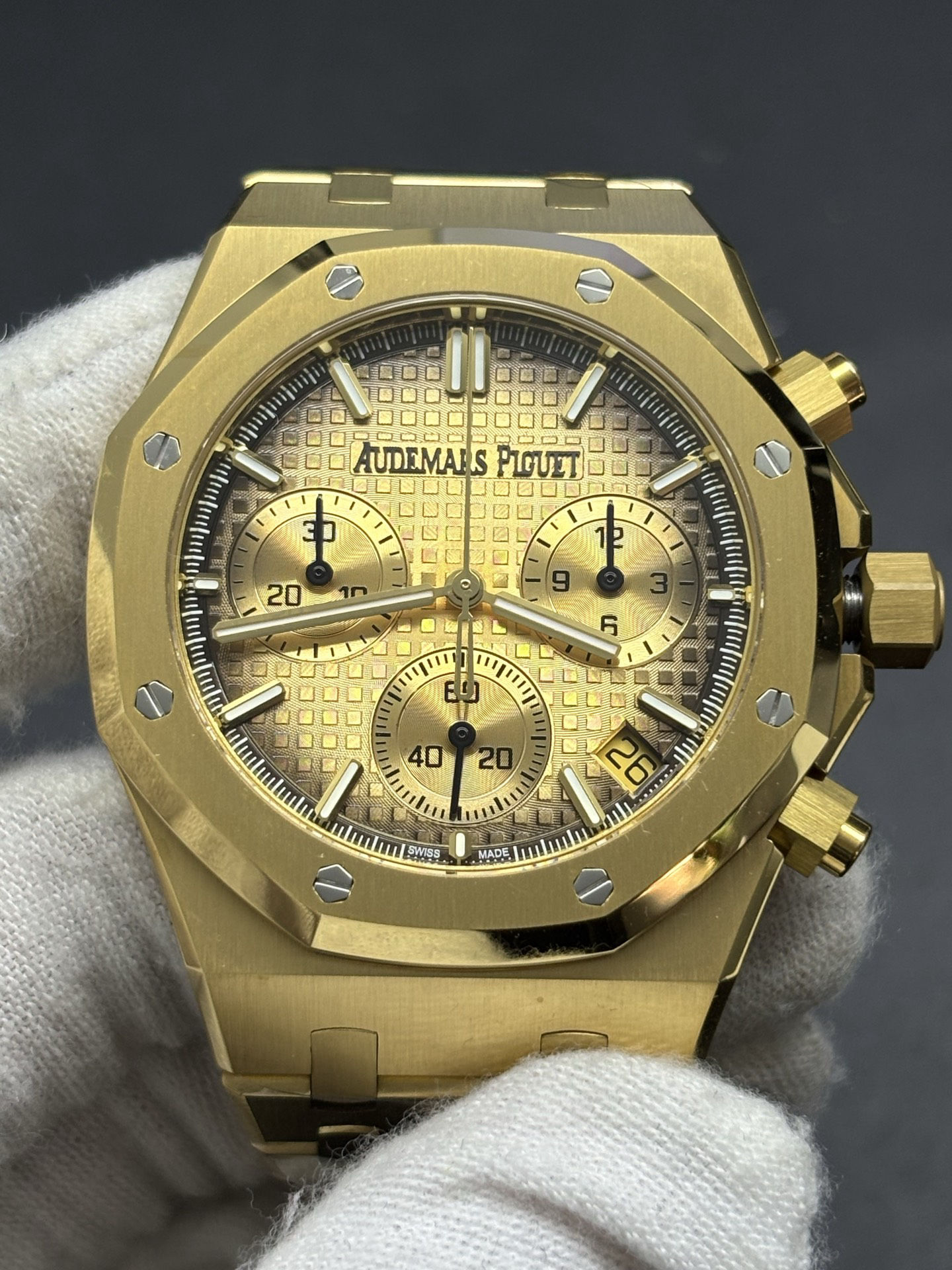Seasonal Audemars Piguet Royal Oak Selfwinding Chronograph 41mm in 18-carat Smoked Yellow Gold 160