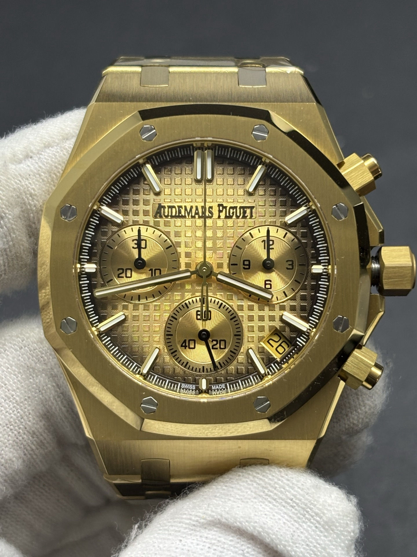 Seasonal Audemars Piguet Royal Oak Selfwinding Chronograph 41mm in 18-carat Smoked Yellow Gold 160