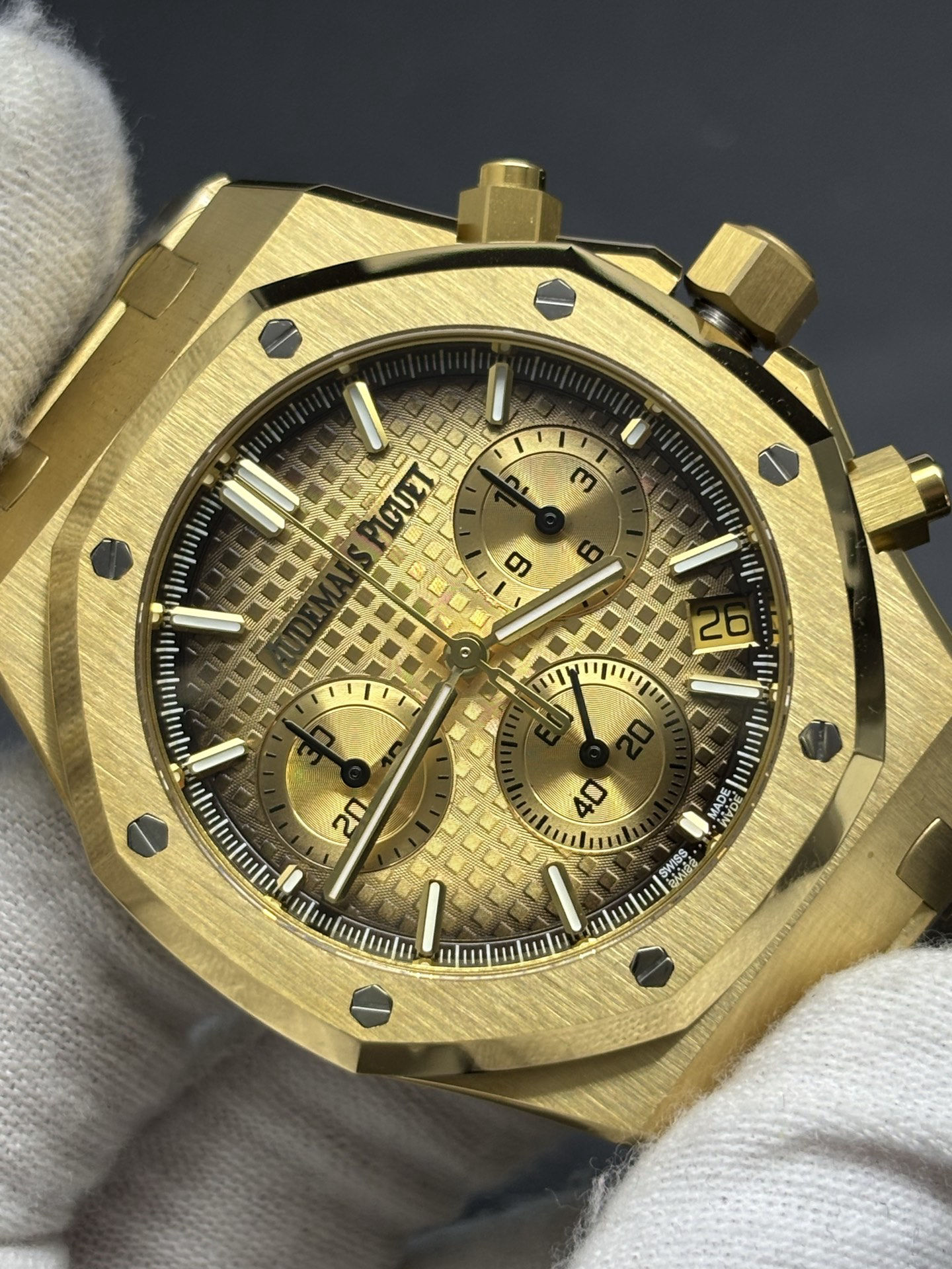 Seasonal Audemars Piguet Royal Oak Selfwinding Chronograph 41mm in 18-carat Smoked Yellow Gold 160