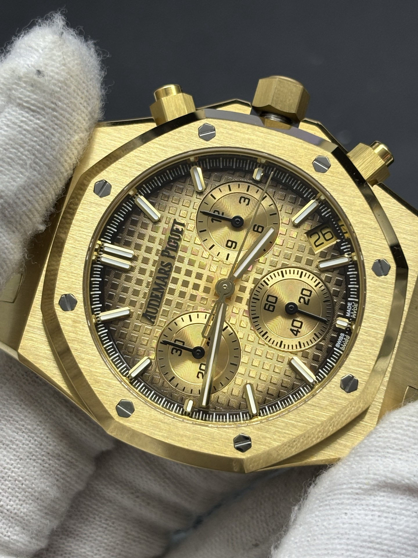 Seasonal Audemars Piguet Royal Oak Selfwinding Chronograph 41mm in 18-carat Smoked Yellow Gold 160