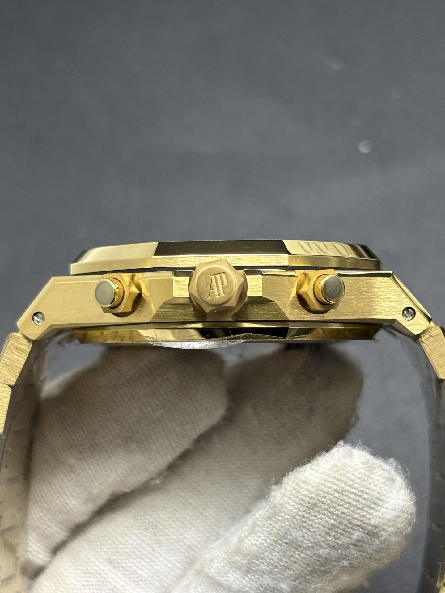 Seasonal Audemars Piguet Royal Oak Selfwinding Chronograph 41mm in 18-carat Smoked Yellow Gold 160