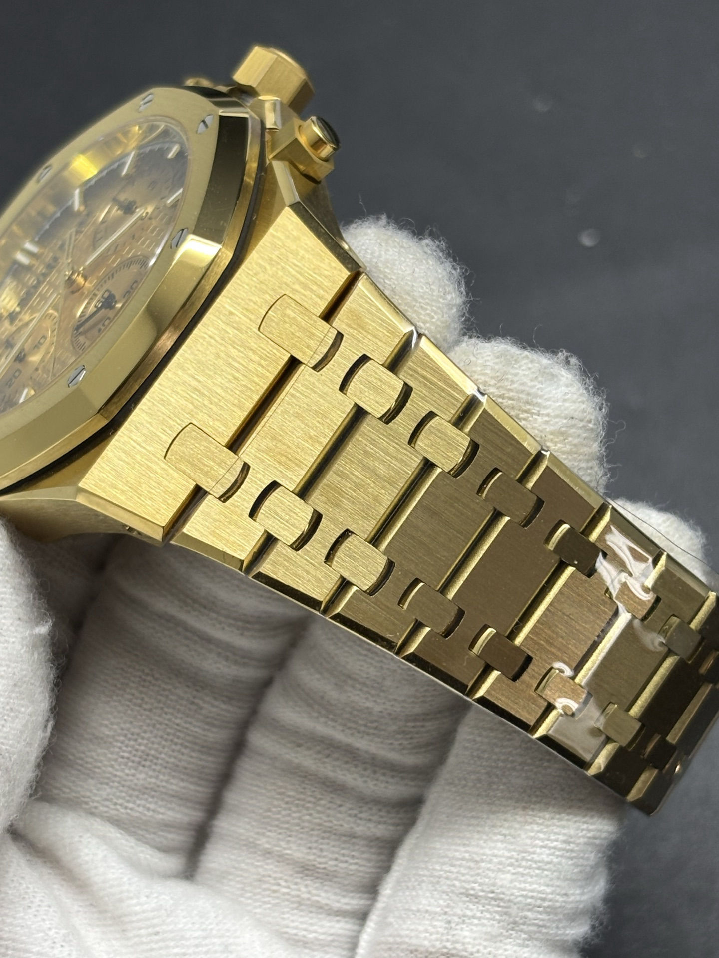 Seasonal Audemars Piguet Royal Oak Selfwinding Chronograph 41mm in 18-carat Smoked Yellow Gold 160