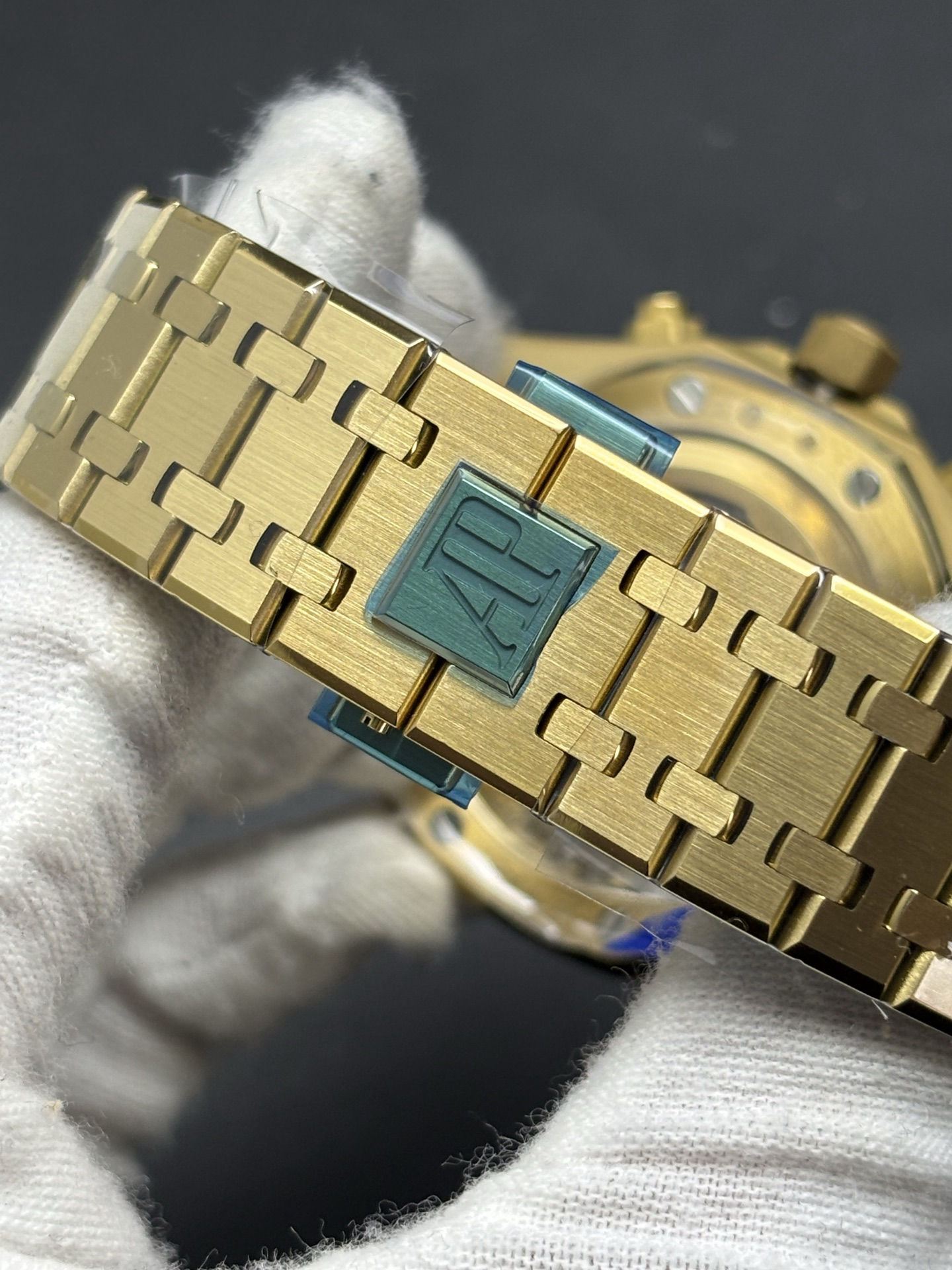Seasonal Audemars Piguet Royal Oak Selfwinding Chronograph 41mm in 18-carat Smoked Yellow Gold 160