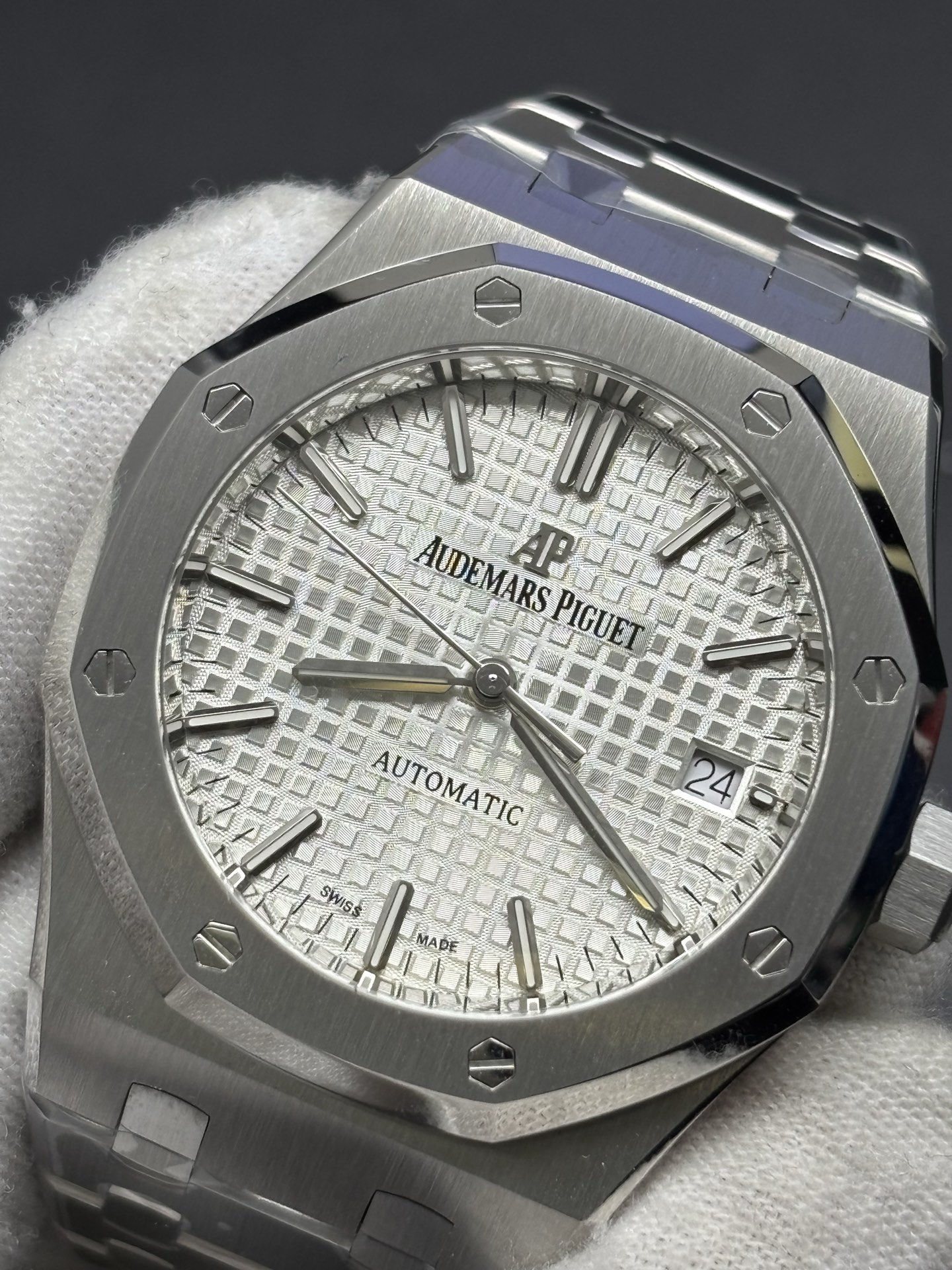 WeatherProof Audemars Piguet Royal Oak Selfwinding Ref 15400ST White Dial 167