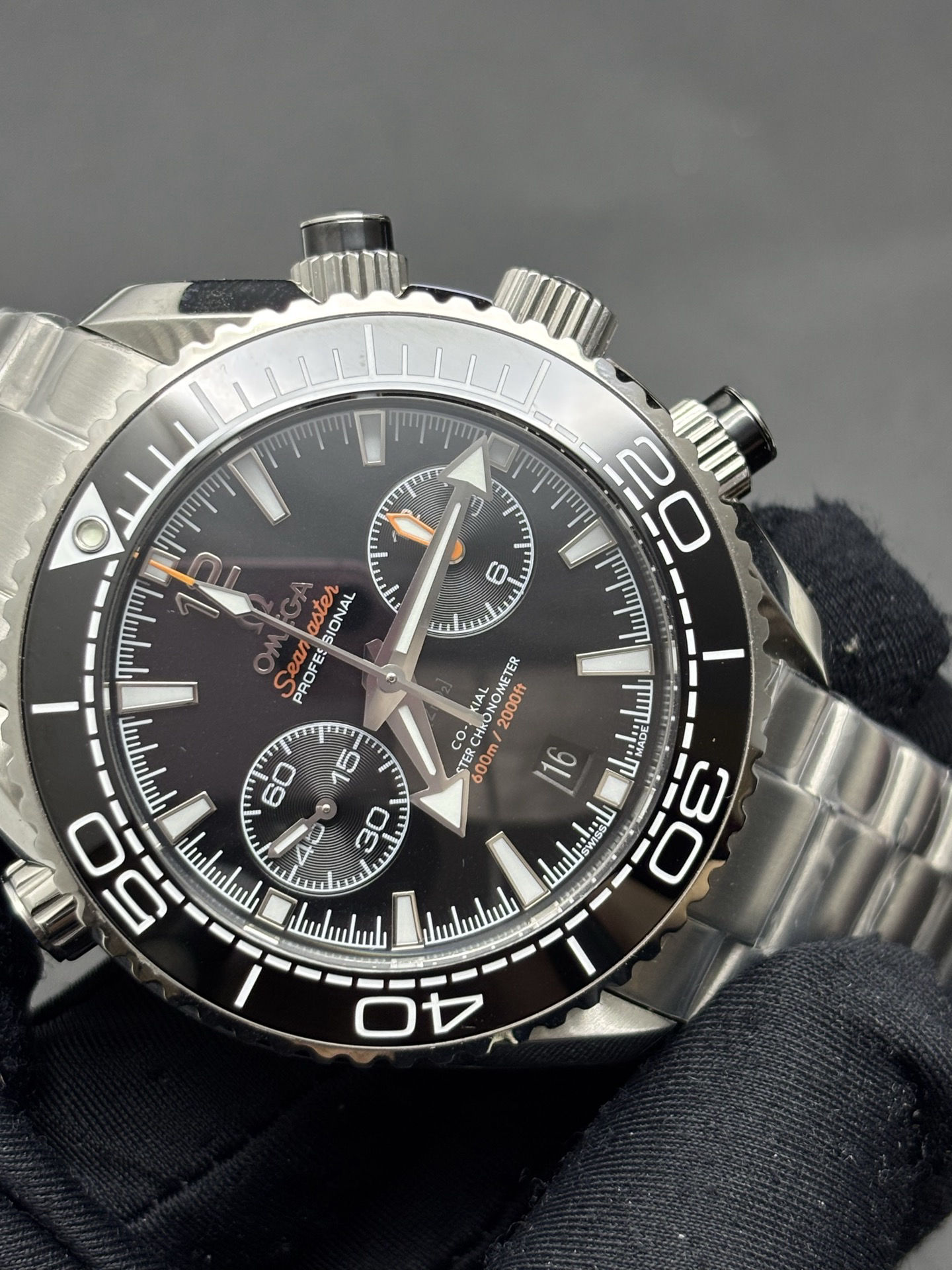 WellDesigned Omega Seamaster Planet Ocean 600M Chronograph 45.5mm with a black dial 126