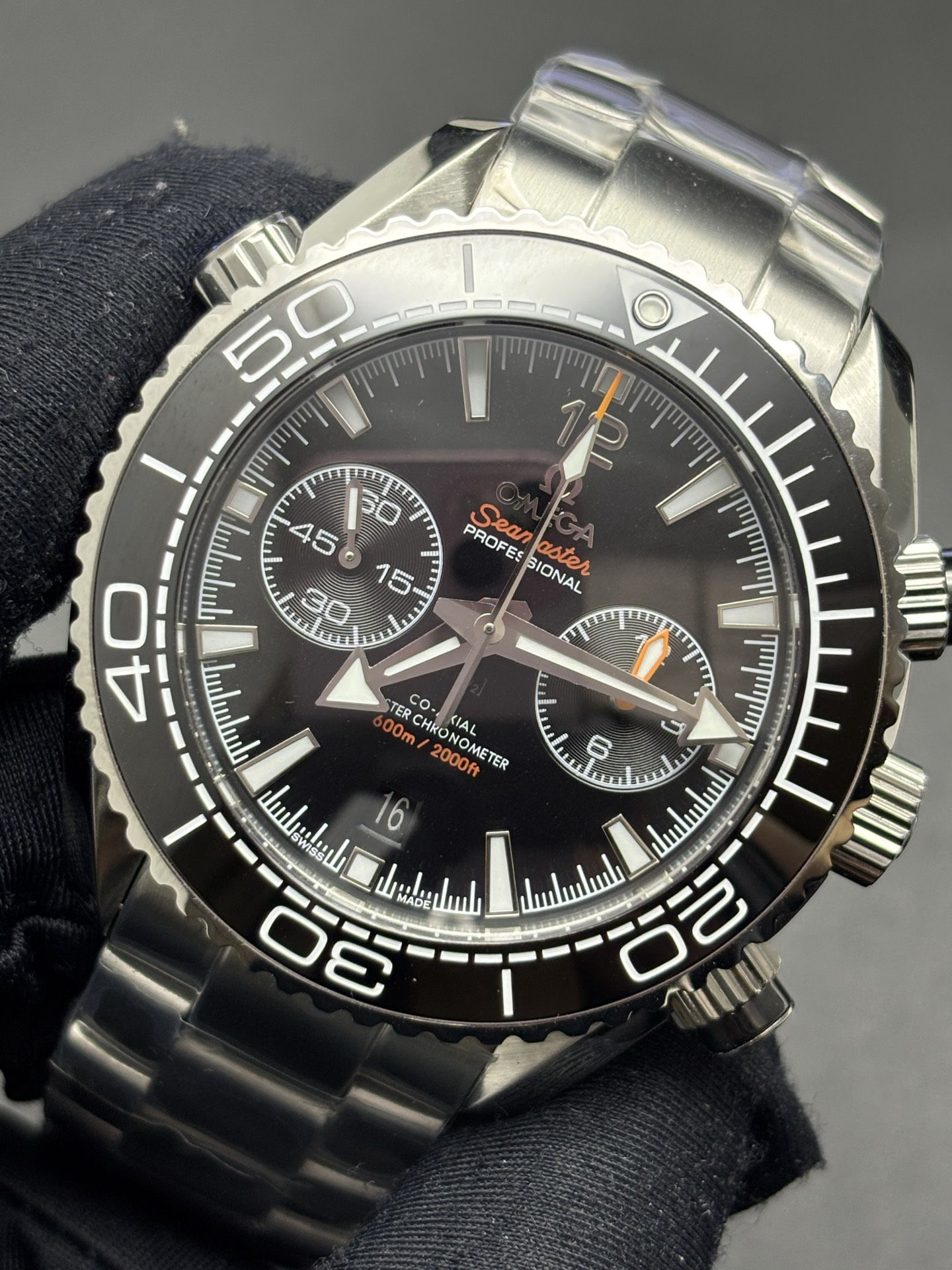 WellDesigned Omega Seamaster Planet Ocean 600M Chronograph 45.5mm with a black dial 126