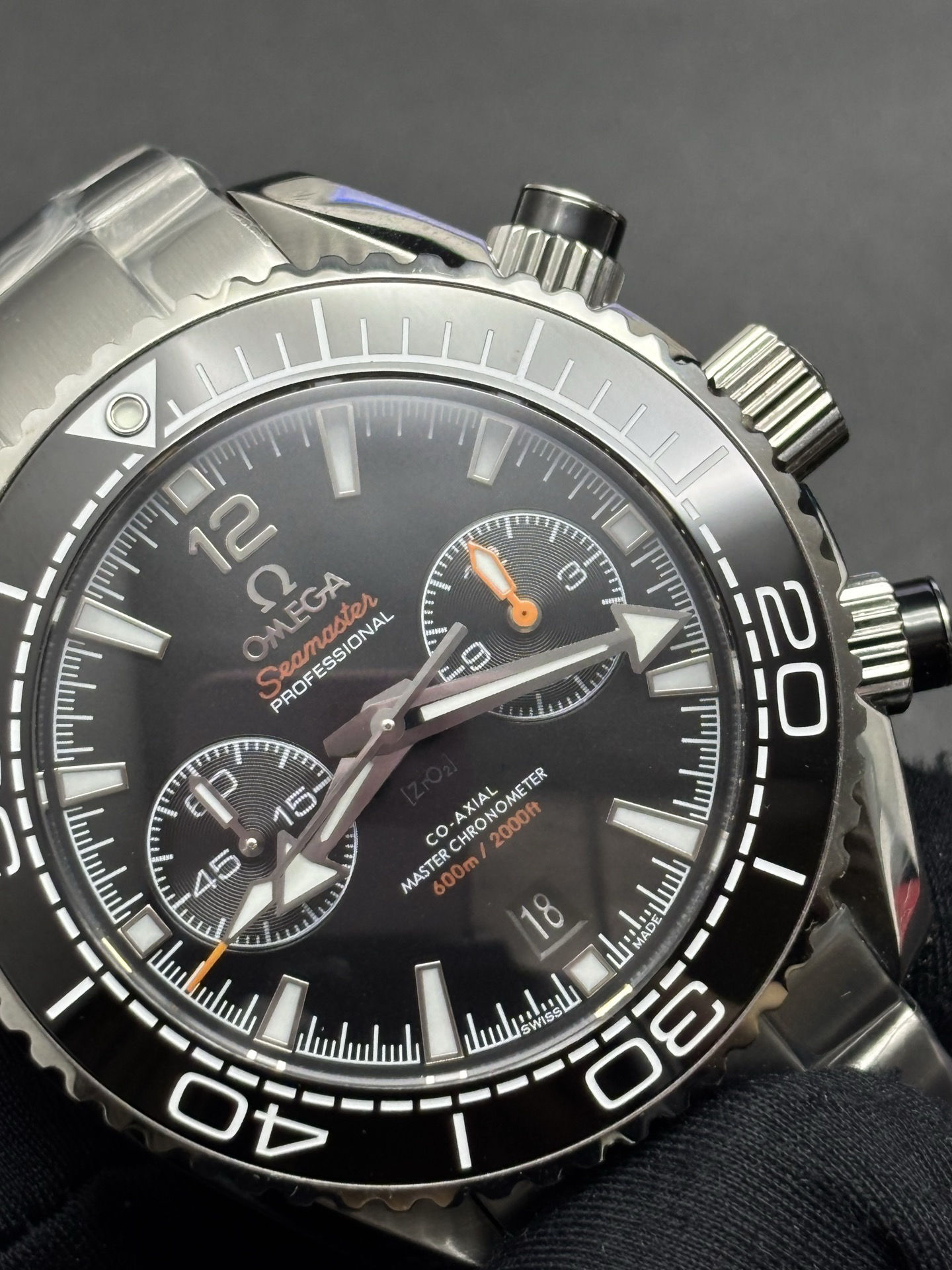 WellDesigned Omega Seamaster Planet Ocean 600M Chronograph 45.5mm with a black dial 126