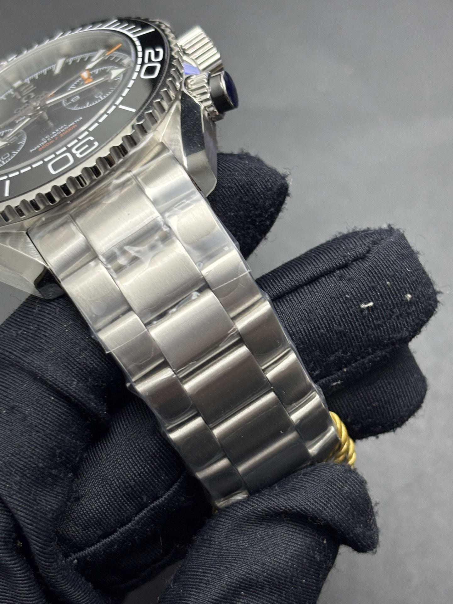 WellDesigned Omega Seamaster Planet Ocean 600M Chronograph 45.5mm with a black dial 126