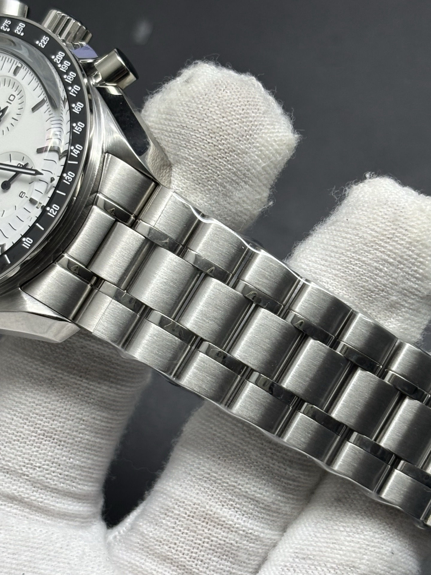 Omega Speedmaster Professional Moonwatch White Dial Bold 117