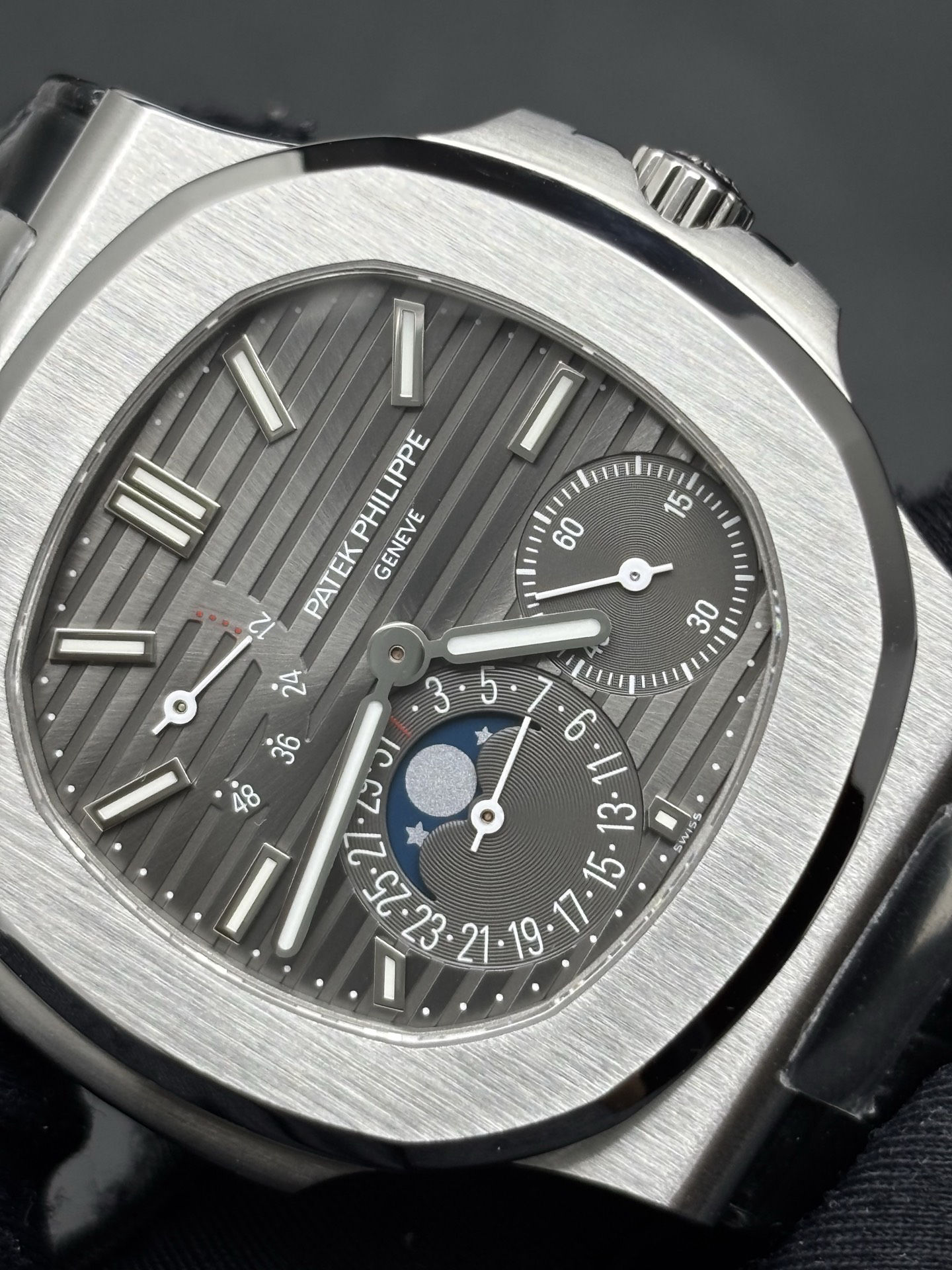 Patek Philippe Nautilus Moon Phase Calendar Silver Dial Durable 87