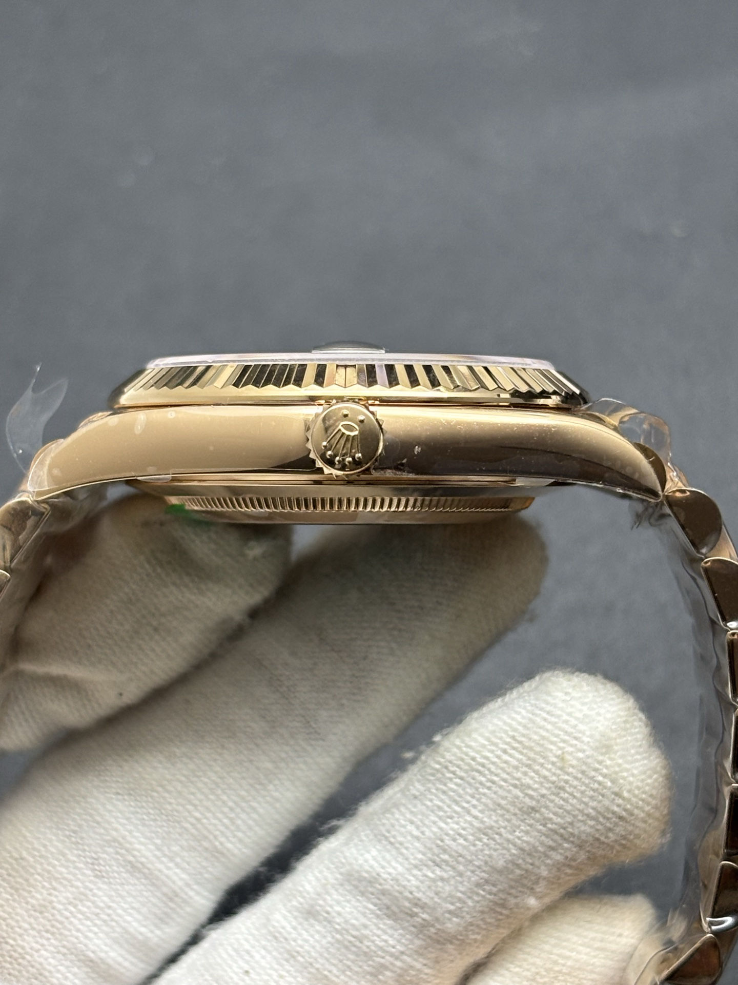 Trendsetting Rolex Day-Date 40 Presidential watch in 18k Everose Gold Olive Green Dial 74