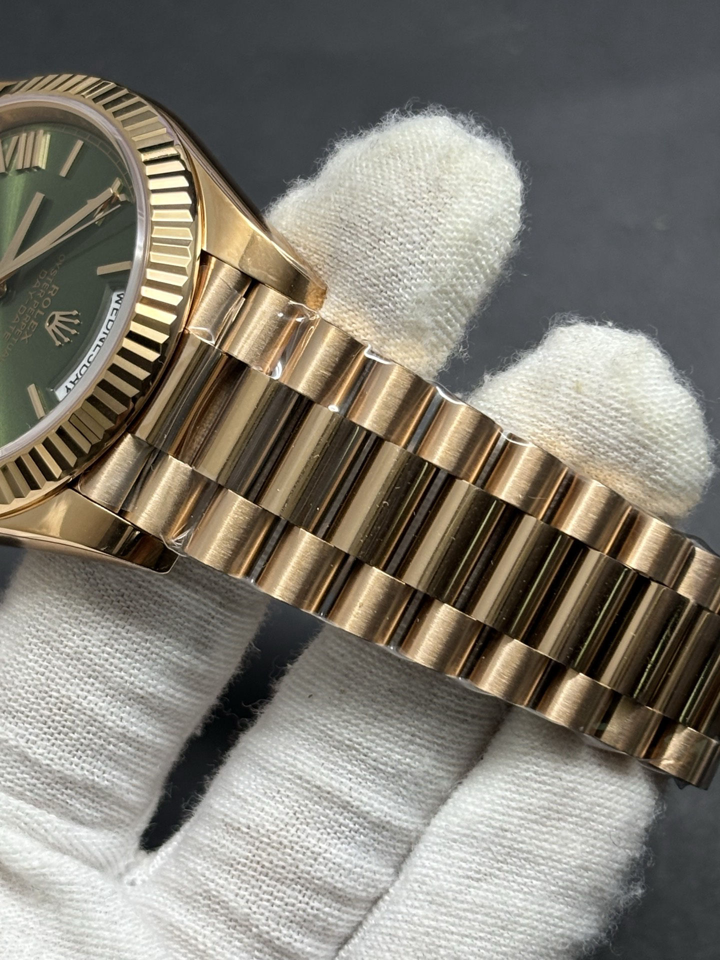 Trendsetting Rolex Day-Date 40 Presidential watch in 18k Everose Gold Olive Green Dial 74