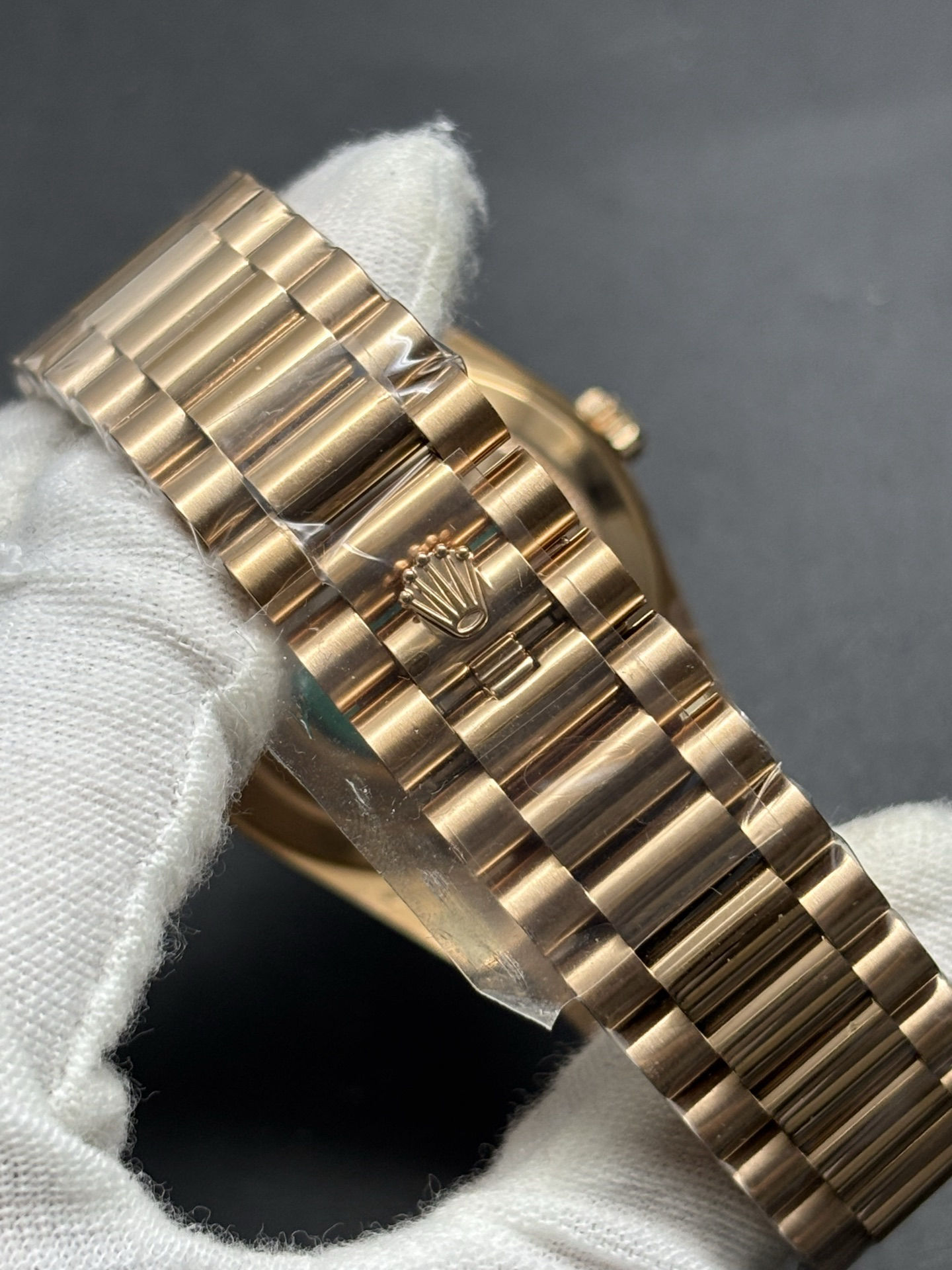 Trendsetting Rolex Day-Date 40 Presidential watch in 18k Everose Gold Olive Green Dial 74