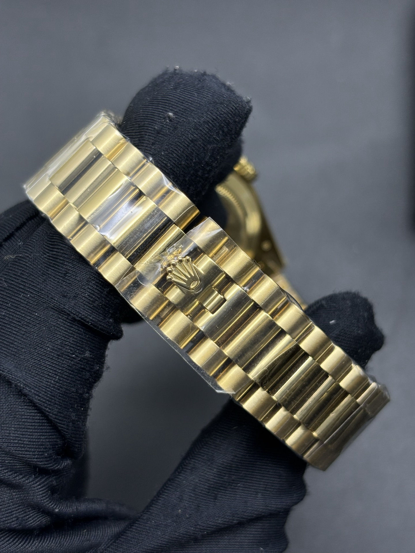 Comfortable Rolex Day-Date 40mm 228238 in 18k Yellow Gold 52