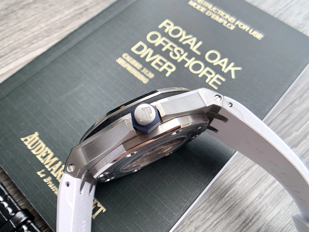 Stylish Royal Oak Offshore Diver 42mm White Rubber Strap 148