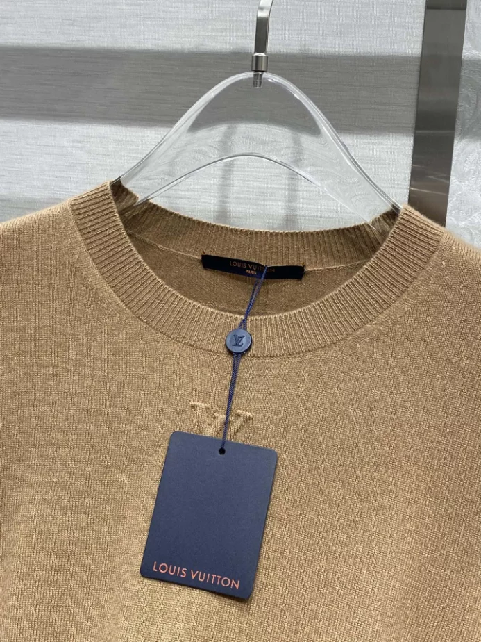 EasyMatch 9138 Embossed LV Cashmere Crewneck – SLV034
