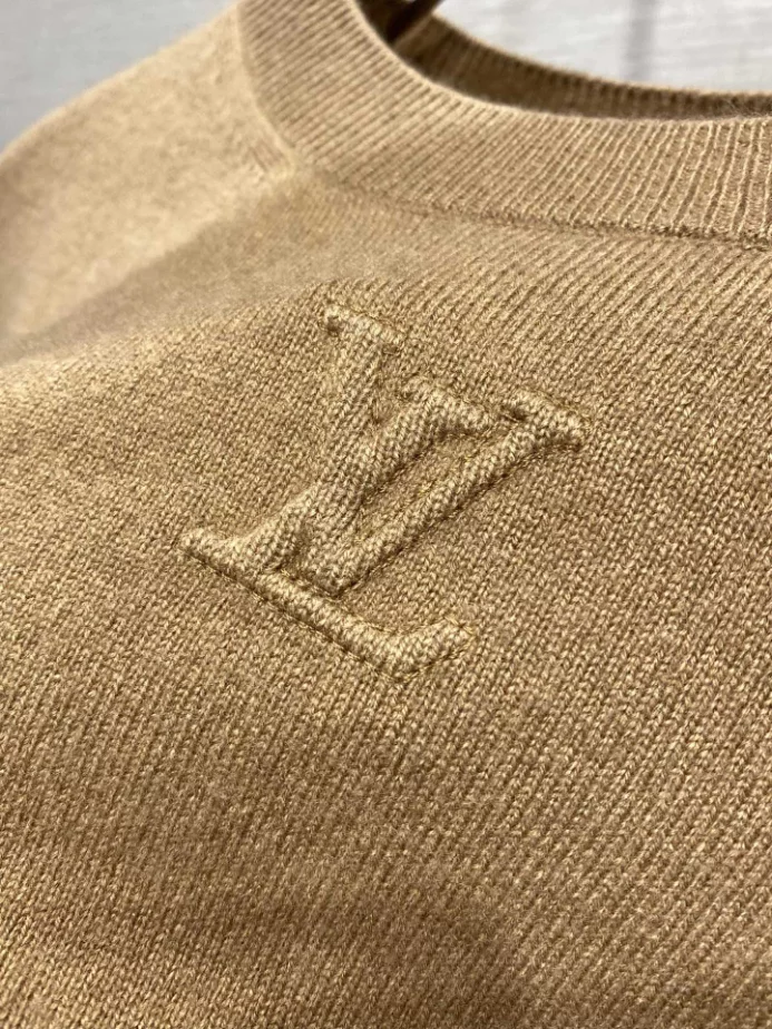 EasyMatch 9138 Embossed LV Cashmere Crewneck – SLV034