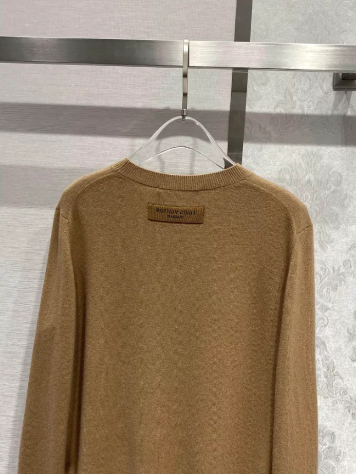 EasyMatch 9138 Embossed LV Cashmere Crewneck – SLV034