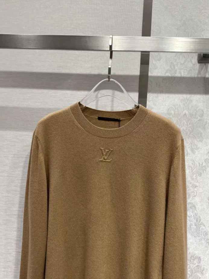 EasyMatch 9138 Embossed LV Cashmere Crewneck – SLV034