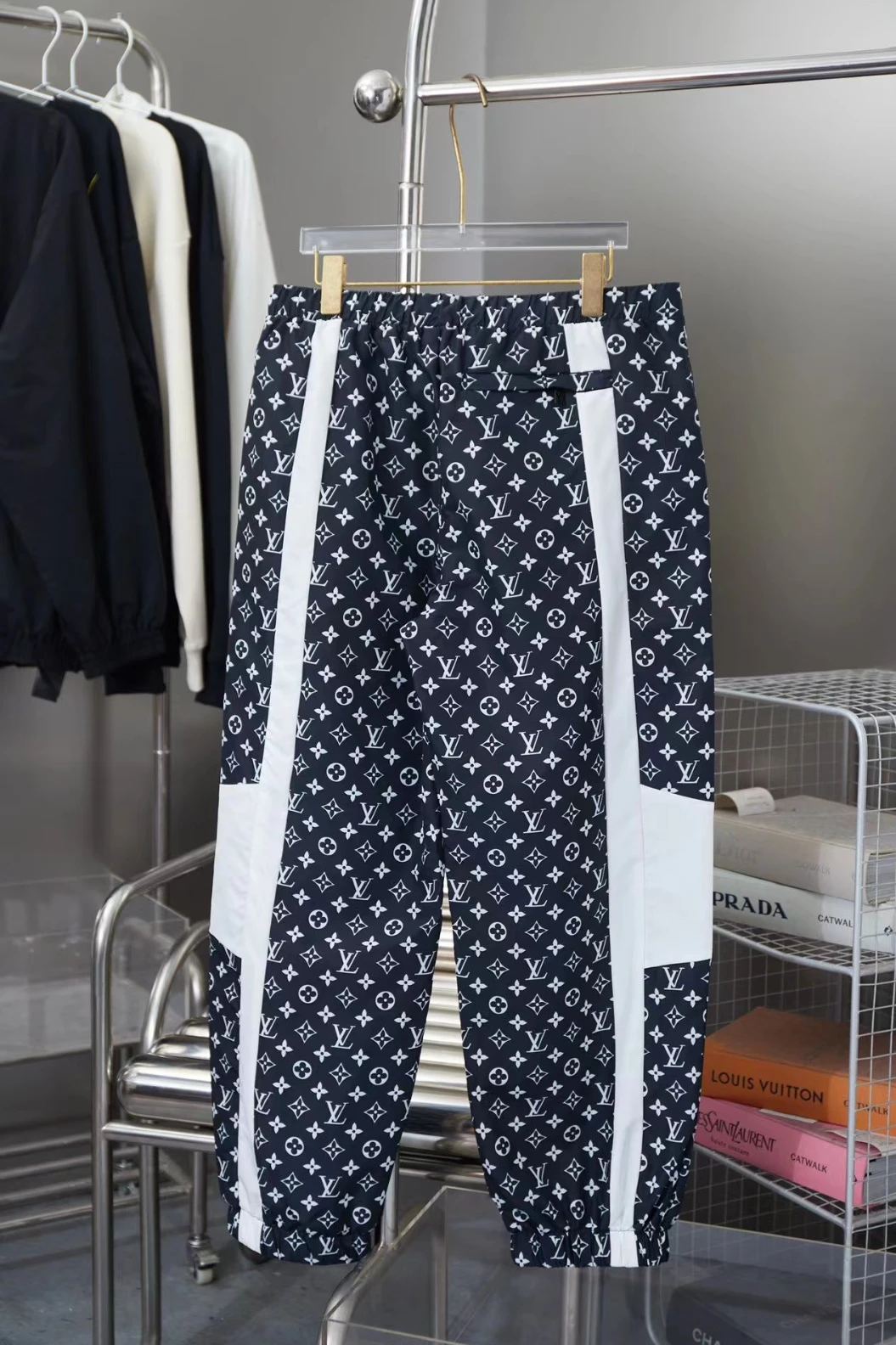 Louis Vuitton Tracksuit – LC012 AllSeason 3302