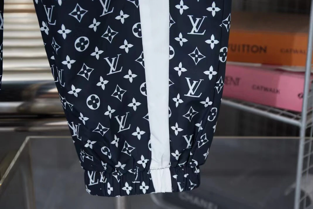 Louis Vuitton Tracksuit – LC012 AllSeason 3302