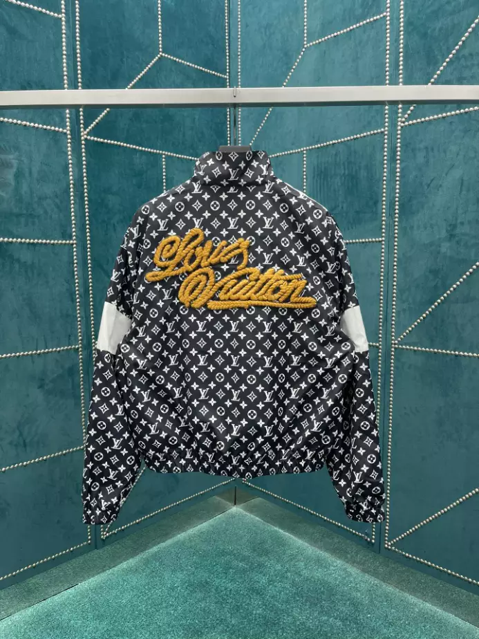 Louis Vuitton Tracksuit – LC012 AllSeason 3302