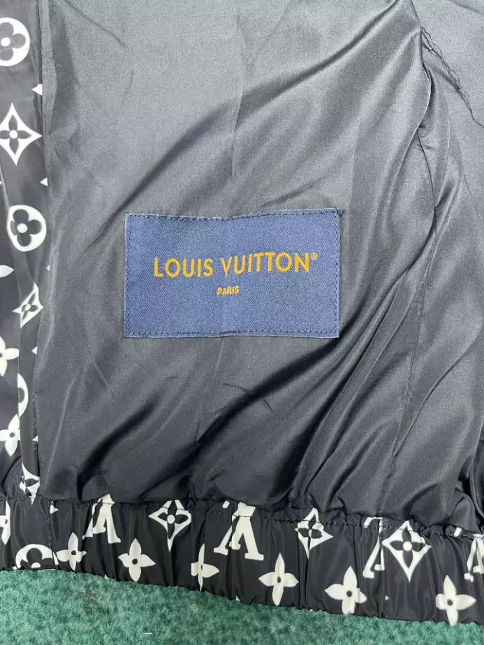 Louis Vuitton Tracksuit – LC012 AllSeason 3302