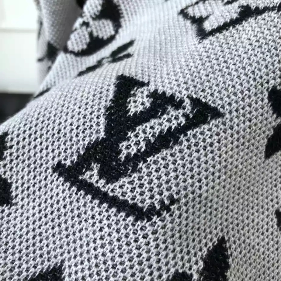 UrbanStyle 5755 Louis Vuitton Sweater – SLV071