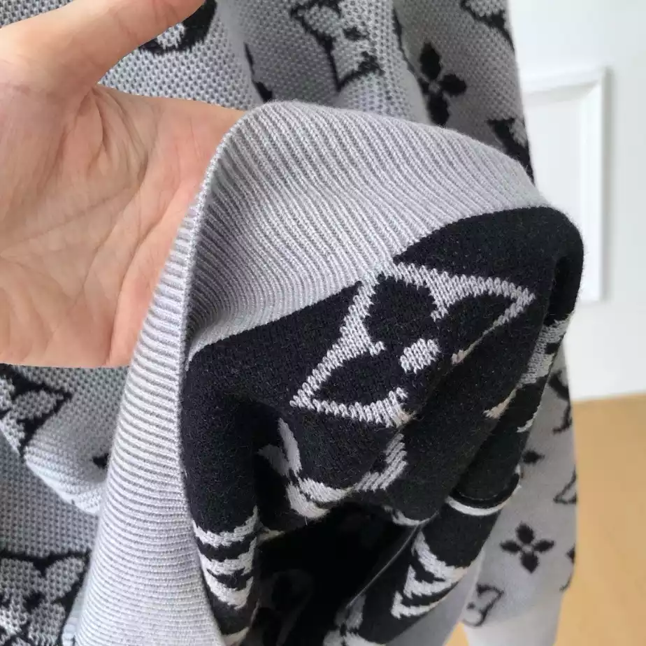 UrbanStyle 5755 Louis Vuitton Sweater – SLV071