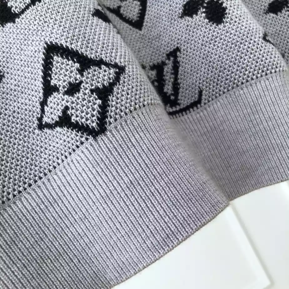 UrbanStyle 5755 Louis Vuitton Sweater – SLV071