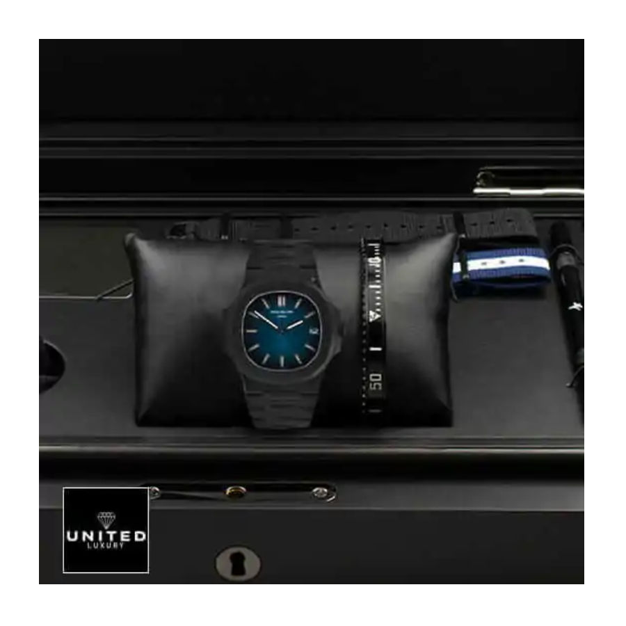 Elegant Patek Philippe Nautilus 5711 1A-010 “Black Dial” High-End Replica 1: 413