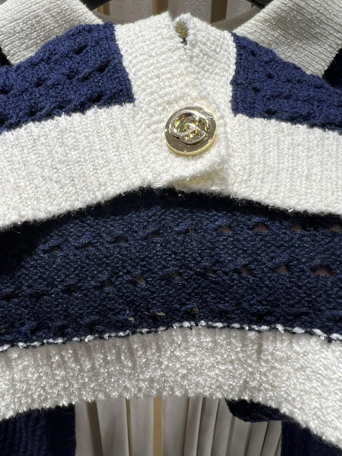 Victoria-- 6u33i Gucci Navy Open-Knit Cardigan with Contrast White Trim item:E-F140L1021H