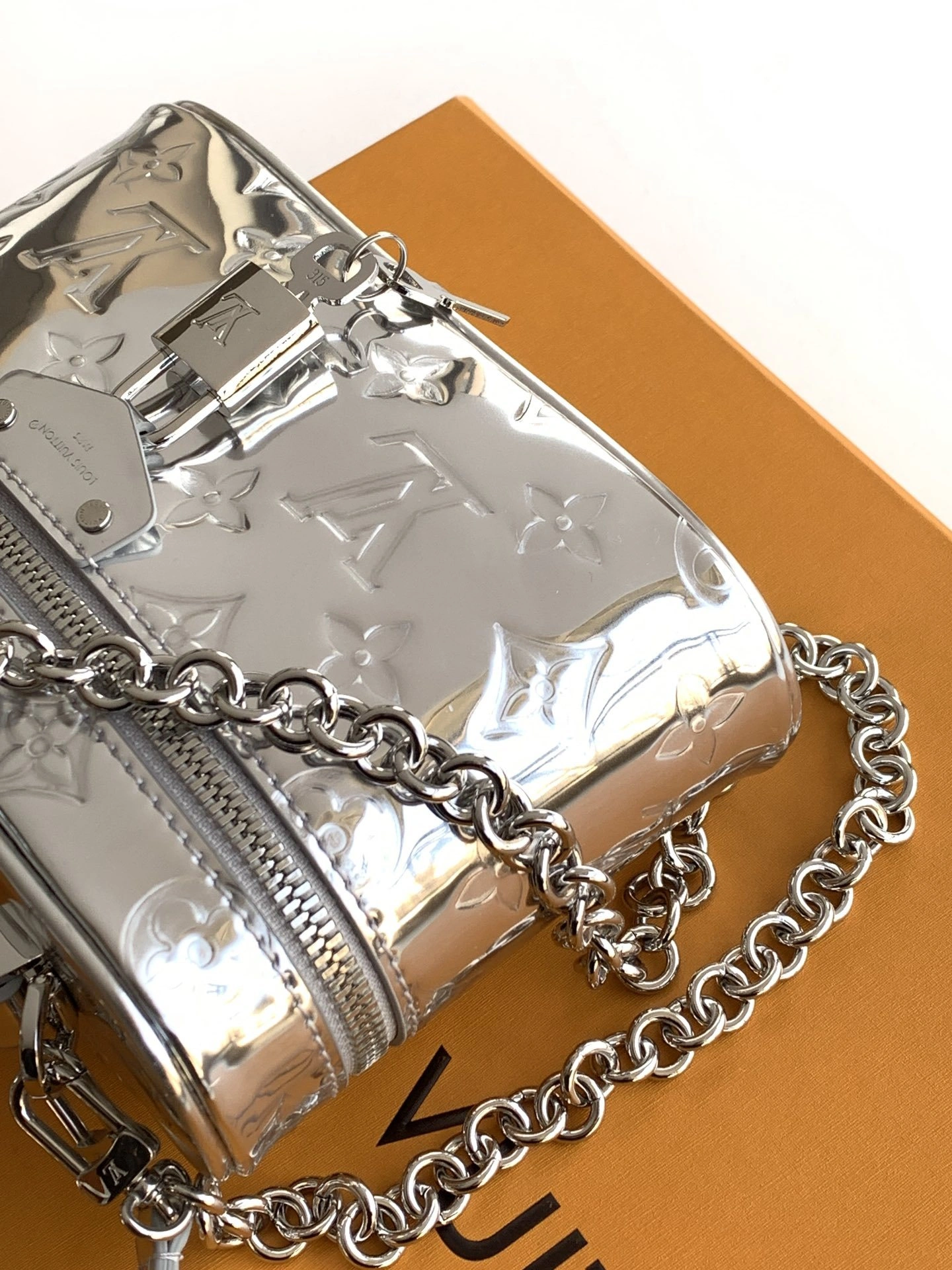 MOMO-- 8V M26097 high quality version Vanity Chain Pouch Ski cowhide item:F-B574A0901