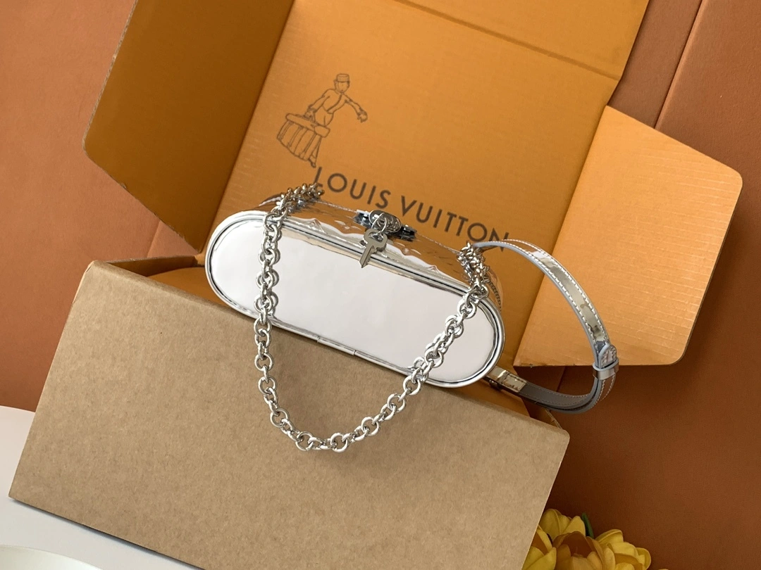 MOMO-- 8V M26097 high quality version Vanity Chain Pouch Ski cowhide item:F-B574A0901