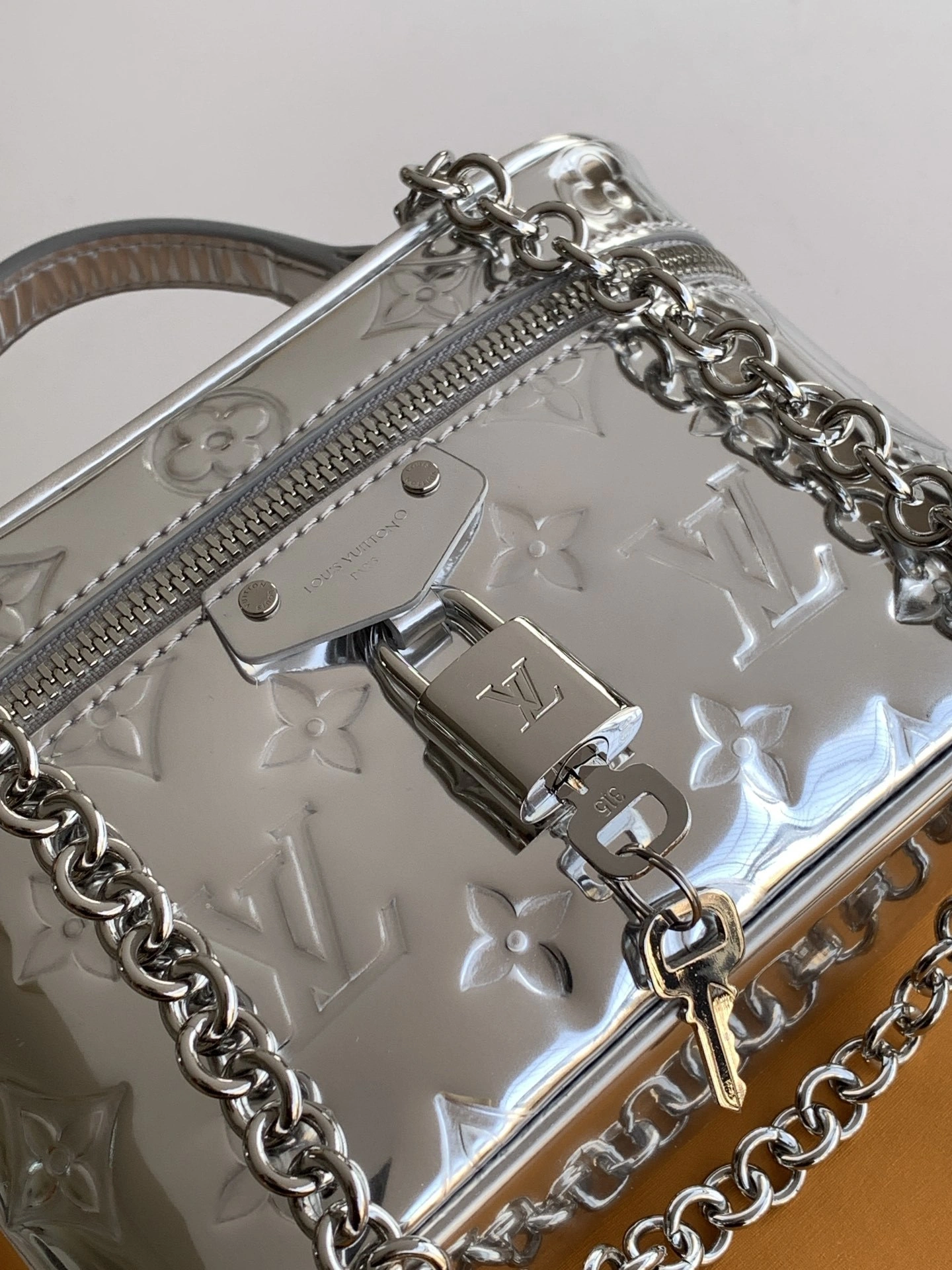 MOMO-- 8V M26097 high quality version Vanity Chain Pouch Ski cowhide item:F-B574A0901