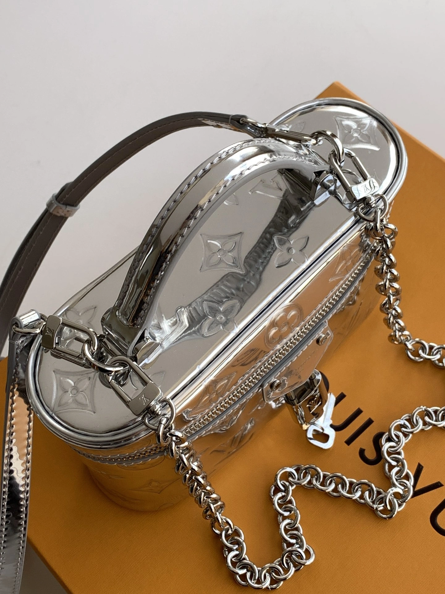 MOMO-- 8V M26097 high quality version Vanity Chain Pouch Ski cowhide item:F-B574A0901