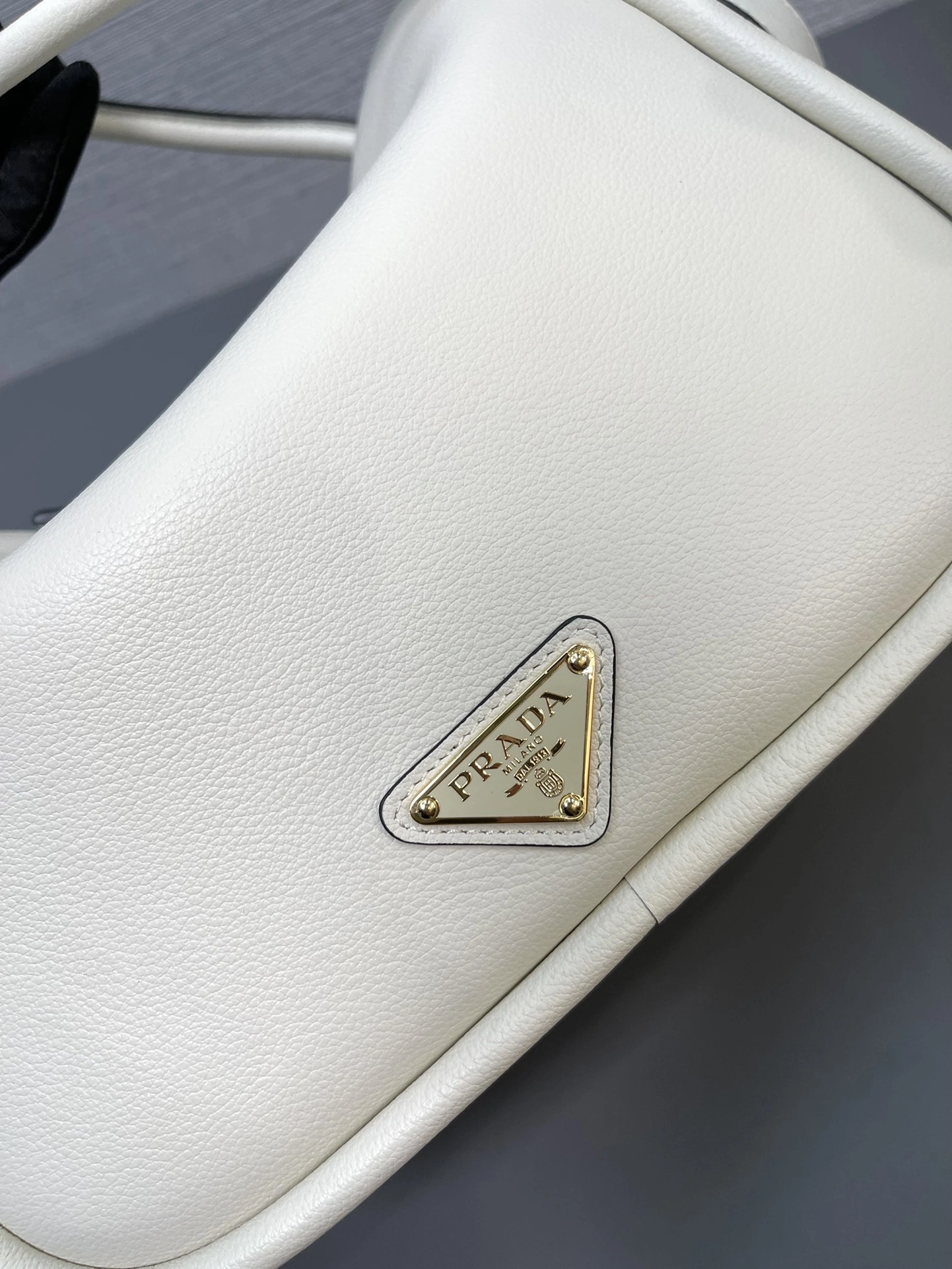 MOMO-- Pr141 1BA451_2CYS_F0PG7_V_OVO 1BA451_2CYS_F0PG7 Lindy Calfskin item:D-B063G2233