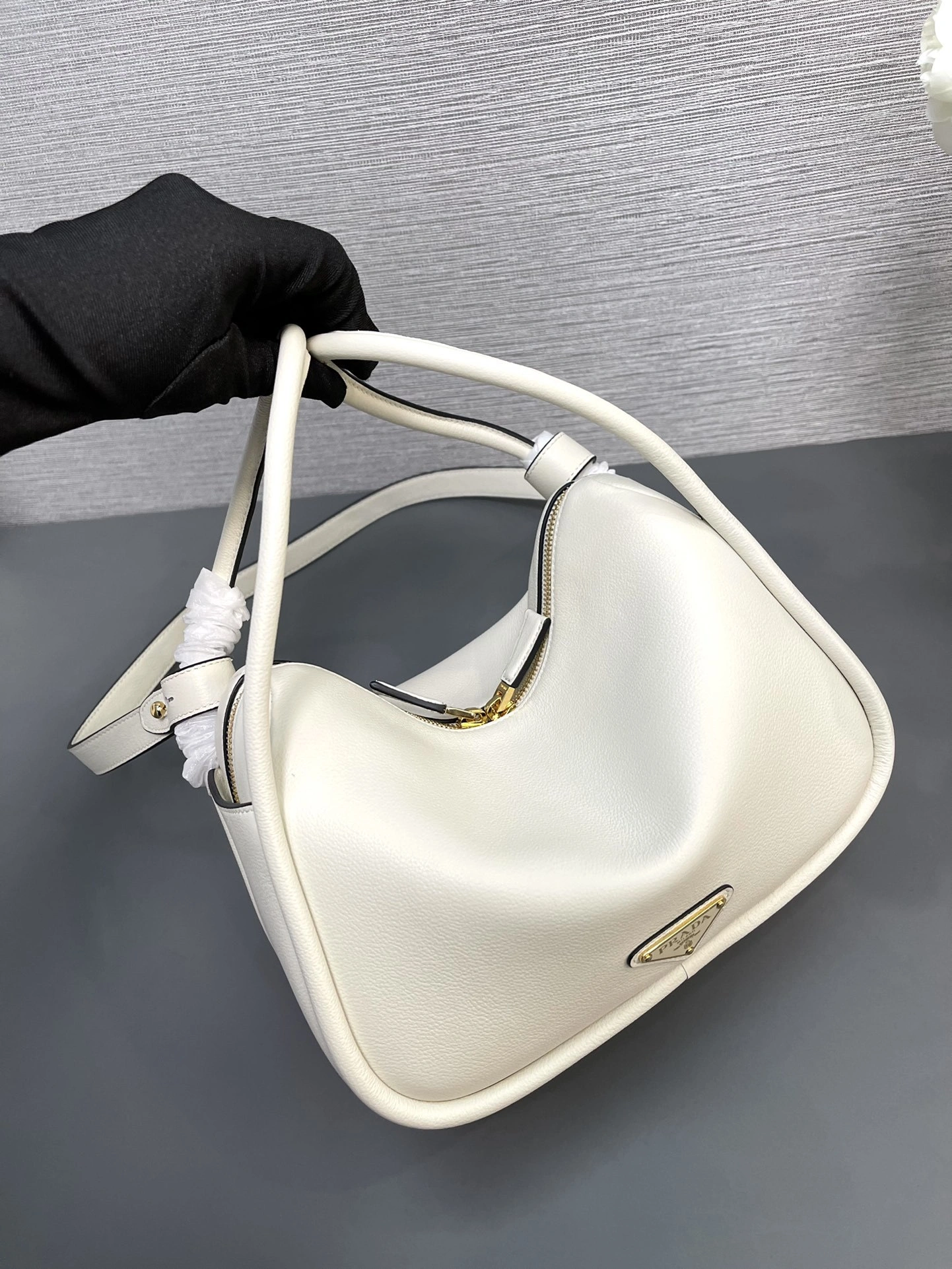 MOMO-- Pr141 1BA451_2CYS_F0PG7_V_OVO 1BA451_2CYS_F0PG7 Lindy Calfskin item:D-B063G2233